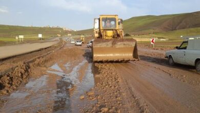 بارش باران باعث جاری شدن سیل در محور خوی ـ رازی شد+فیلم