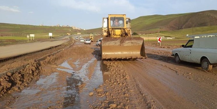 بارش باران باعث جاری شدن سیل در محور خوی ـ رازی شد+فیلم