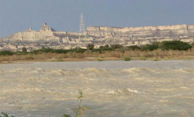 “‌رودخانه سرباز” طغیان کرد/ قطع راه ارتباطی ۳۳ روستای حوزه کاجو و ساربوک + فیلم