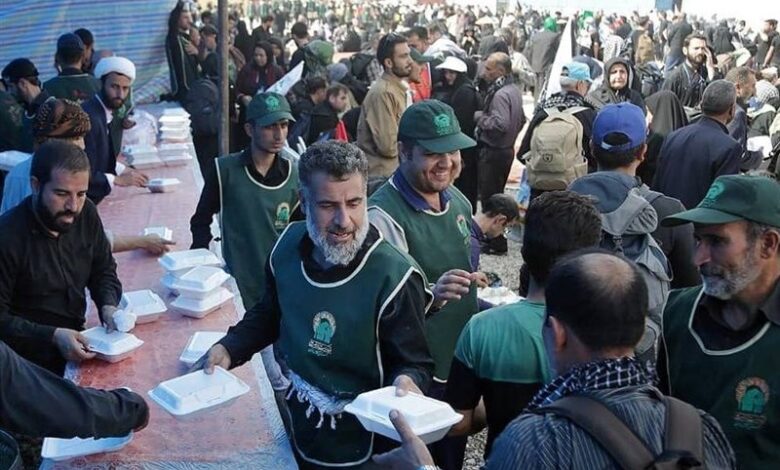 خدمت‌رسانی آستان قدس به زائران اربعین/ برپایی ۹۰ موکب اربعین در ایران و عراق