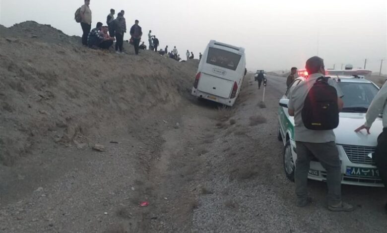 خروج اتوبوس از جاده در محور کمربندی بیرجند به زاهدان ۲ مصدوم برجا گذاشت