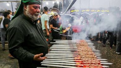 دلدادگی خادمان ‌در خدمت به زائران اربعین در مرز خسروی/ حال وهوای موکب‌ها در دروازه کربلا + فیلم‌