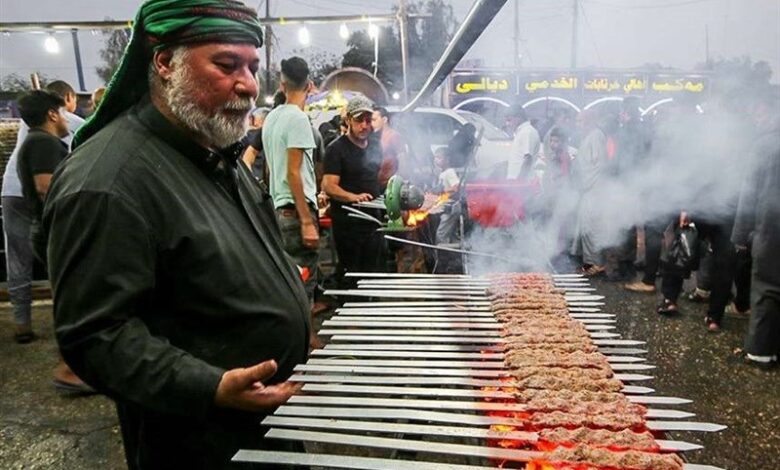 دلدادگی خادمان ‌در خدمت به زائران اربعین در مرز خسروی/ حال وهوای موکب‌ها در دروازه کربلا + فیلم‌