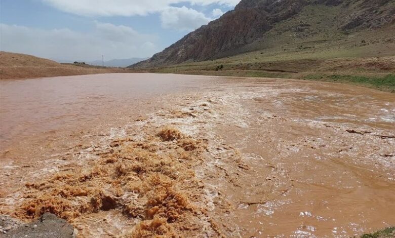 سیلاب شرق و گردوغبار غرب گلستان را دربر گرفت