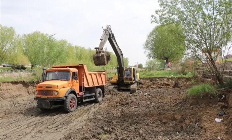 عملیات لایروبی رودخانه شهرچای ارومیه در حال انجام است