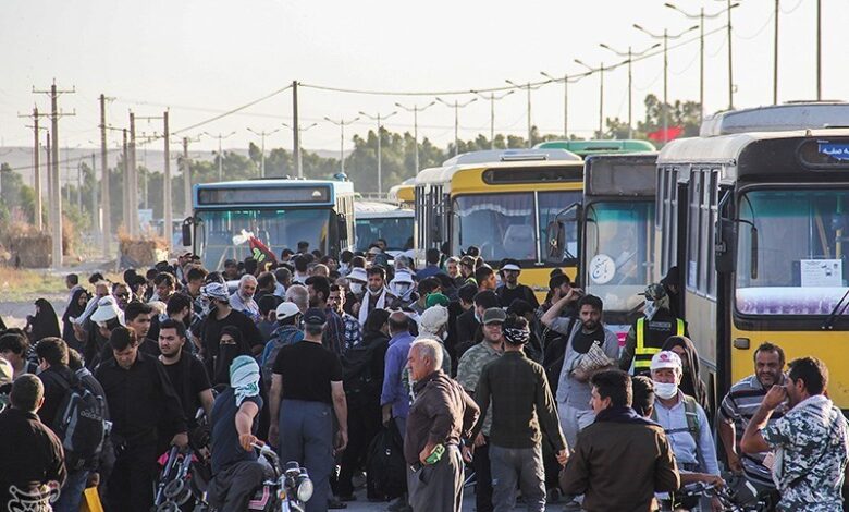 ‌موج نخست بازگشت زائران اربعین به کشور در مرز مهران + فیلم