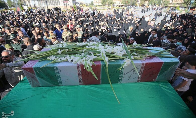 پیکر مطهر شهید گمنام بر دستان همدانی‌ها تشییع شد + تصویر