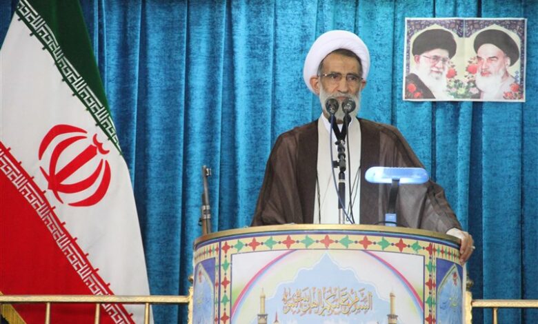 امام جمعه شهرکرد: پیروزی در دفاع مقدس به سبب ایمان و تقوا بود