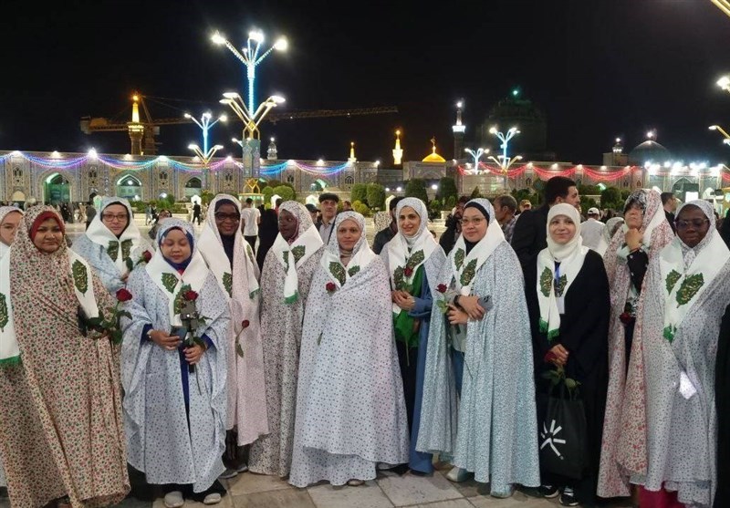 تشرف ۱۰۰ خبرنگار از ۴۱ ملیت به حرم امام رضا(ع)/ وقتی “حجاب” کلیدواژه خبرنگاران میشود + فیلم