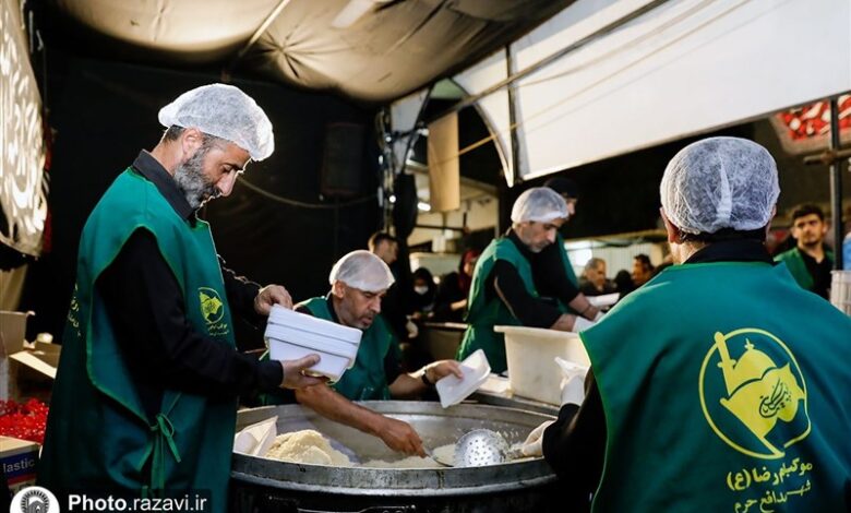 خدمت‌رسانی ۵ موکب آستان قدس به زائران اربعین در مرزهای شلمچه و چذابه