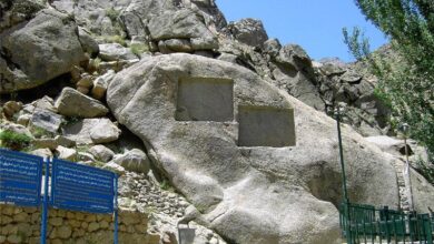 زخم بی‌مهری بر تن آثار تاریخی همدان/ تعرض به کتیبه‌ ۲۵۰۰ ساله گنجنامه همدان از جلوی چشم مردم!