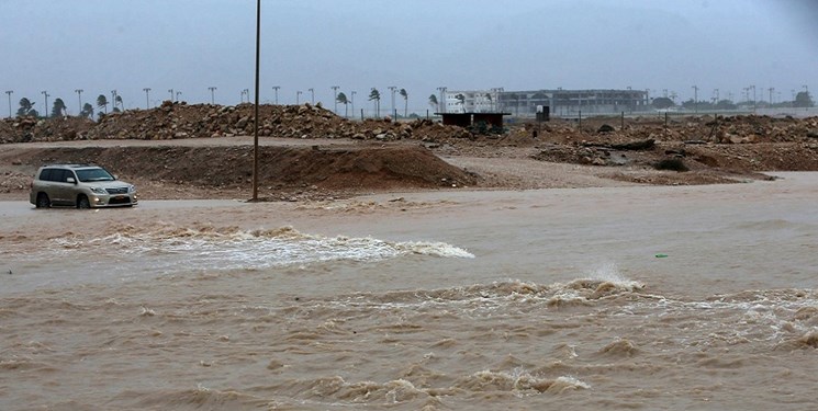 سیل در عمان خودروها را با خود بُرد