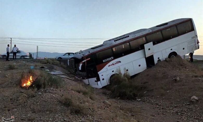 ۱۸ مصدوم و یک فوتی در حادثه برخورد مینی‌بوس و اتوبوس در یزد