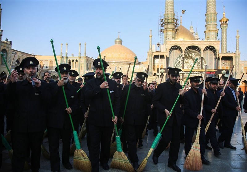 جاروکشی خادمان در حرم حضرت معصومه(س) + تصاویر