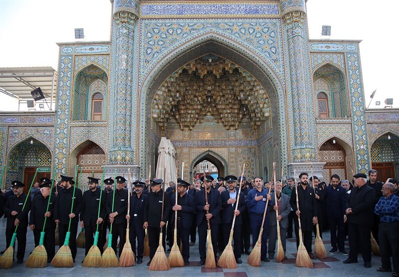 جاروکشی خادمان در حرم حضرت معصومه(س) + تصاویر