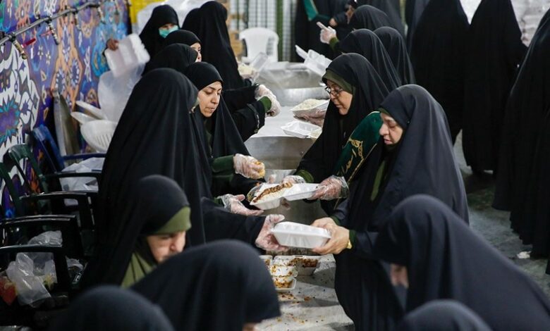 دومین مهمانی مادرانه ربیع/ اطعام ۳۷۰۰ زائر شب ۱۷ ربیع به همت بانوان کفشدار حرم