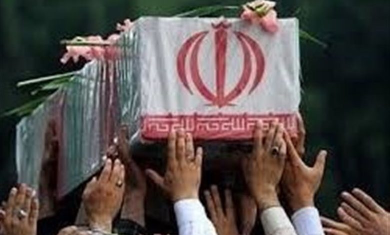 پایان فراق ۷ ساله شهید مدافع حرم/ پیکر شهید ‌حسینی‌ در گلزار شهدا‌ آرام گرفت + فیلم‌