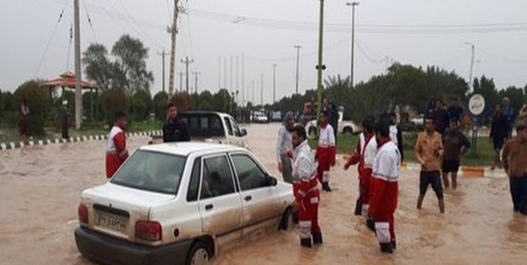 امداد و نجات شهروندان ایلامی گرفتار در آبگرفتگی معابر