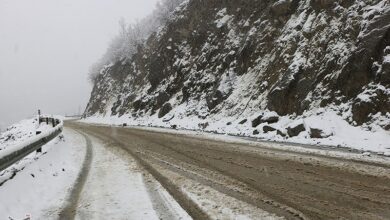 بارش برف در آذربایجان‌غربی/ گردنه‌ها پرخطر و مسافران غافلگیر شدند