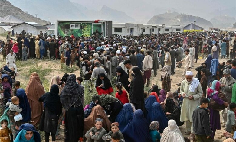 بیش از ۱۹ هزار خانوار افغان در گذرگاه مرزی تورخم کمک‌های نقدی سازمان بین‌المللی مهاجرت را دریافت کردند