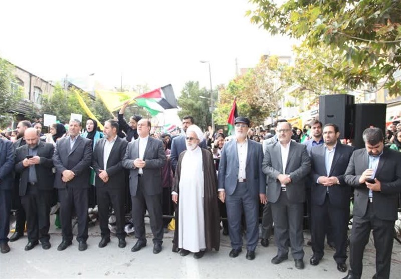 حماسه حضور کرمانشاهیان در یوم‌الله ۱۳ آبان/ طنین فریاد‌‌ «مرگ بر آمریکا» و «مرگ بر اسرائیل» + فیلم