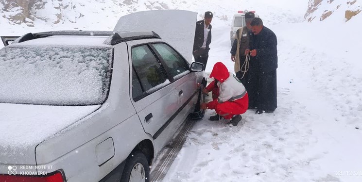 امدادگران چهارمحال و بختیاری به ۲۹۵ حادثه‌دیده گرفتار در کولاک برف کمک‌رسانی کردند