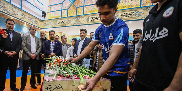 اهدا مدال قهرمانی به قهرمان گمنام