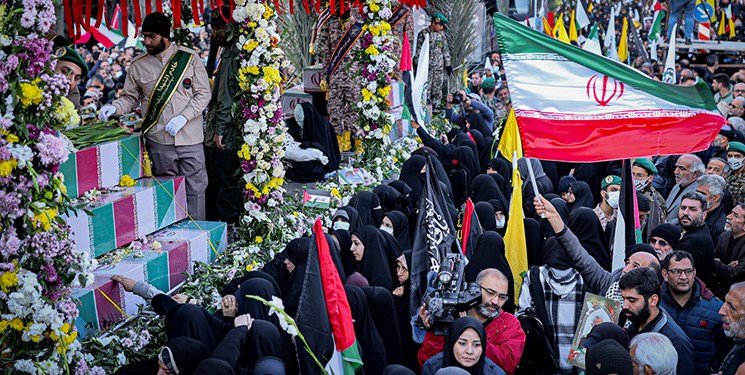 تشییع پیکر مطهر شهدای گمنام و شهید مدافع حرم بر فراز دستان مردم کرمانشاه