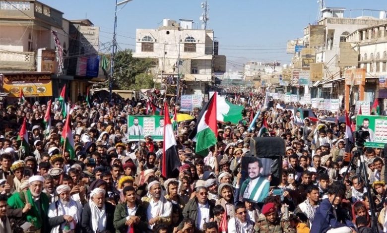 راهپیمایی گسترده یمنی‌ها با شعار «ترسی از ائتلاف آمریکا نداریم»