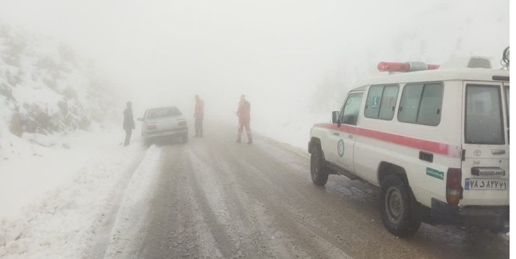 امدادرسانی به ۵۶ نفر گرفتار شده در برف و کولاک جاده تکاب-شاهین‌دژ