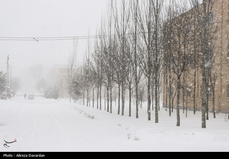 دور جدید بارش‌های سنگین برف در اردبیل/ سرمای هوای به 15 درجه زیر صفر رسید/ اکثر راه‌های روستایی مسدود شد + فیلم