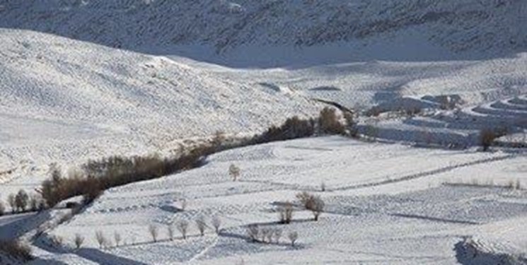 برف راه ارتباطی ۵۰۰ روستای لرستان را مسدود کرد