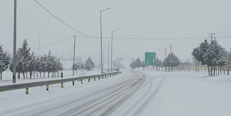 رانندگان برای تردد جاده‌های کوهستانی زنجیر چرخ داشته باشند