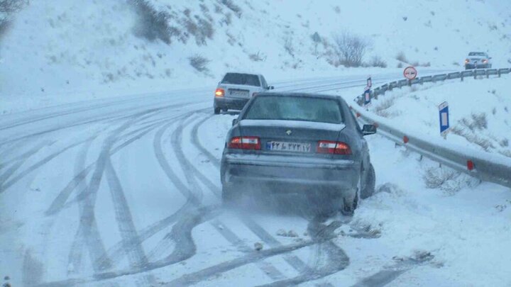 محورهای ۹ استان دارای بارش باران و برف