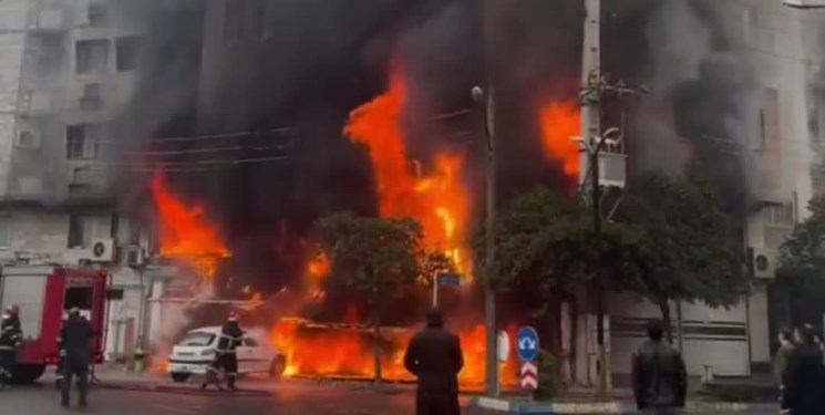 نجات ۲۰ نفر در حادثه آتش‌سوزی ساختمان سلمان فارسی ساری