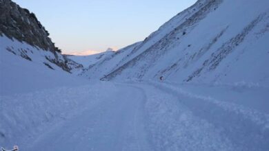 کولاک برف در گردنۀ «گله‌بادوش» الیگودرز/ محورهای لرستان باز است