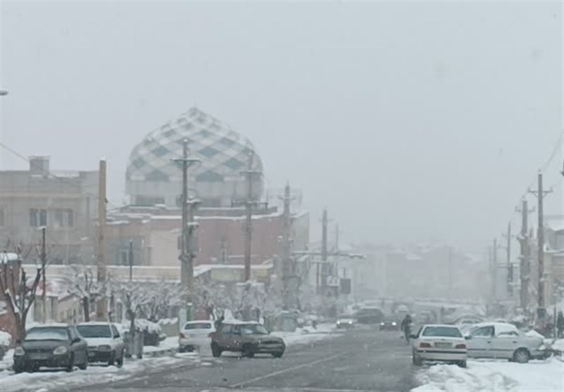 بارش برف سنگین در شمال شرق پایتخت/ تردد بدون زنجیر چرخ در محورهای مواصلاتی شرق استان ممکن نیست + فیلم و تصاویر