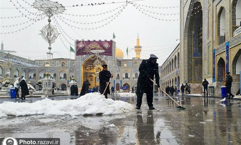 خدمت‌رسانی خادمان حرم مطهر رضوی به زائران در روز برفی مشهد + تصویر