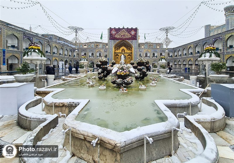 خدمت‌رسانی خادمان حرم مطهر رضوی به زائران در روز برفی مشهد + تصویر