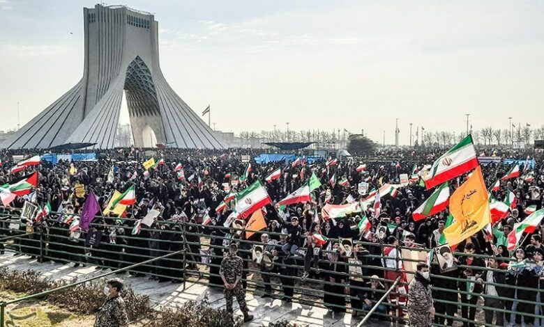 راهپیمایی یوم‌الله 22 بهمن در تهران/ پایتخت‌نشینان 45 سالگی انقلاب را جشن گرفتند