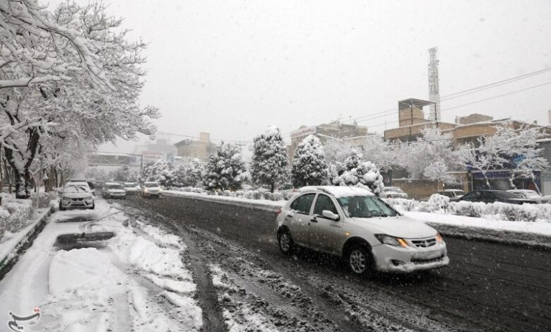 محدودیت تردد در جاده چالوس و هراز/ بارش برف و باران در جاده‌های 27 استان