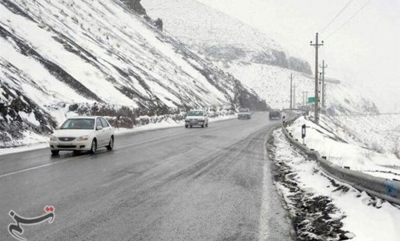 مه‌گرفتگی در محور سرخس-مشهد/ جاده های شمالی خراسان رضوی برفی و لغزنده است