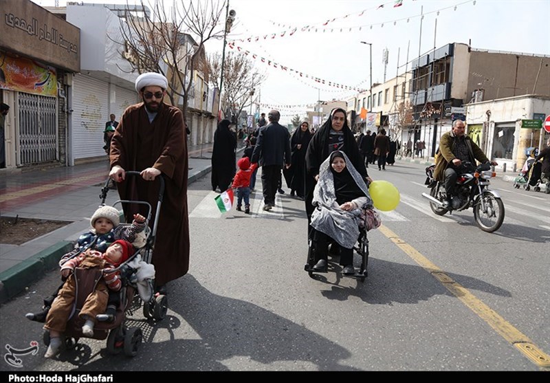 میدان‌داری‌ جوانان و نوجوانان دهه 80 و 90 ‌در راهپیمایی 22 بهمن + تصاویر