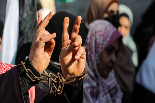 آزاده فلسطینی: مویم را کشیدند و صورتم را به دیوار کوبیدند