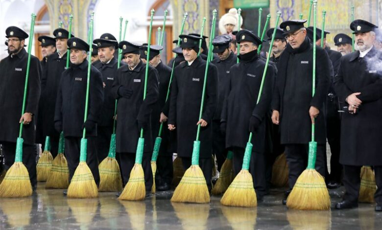 آیین جاروکشی دربانان حرم مطهر رضوی+ تصویر