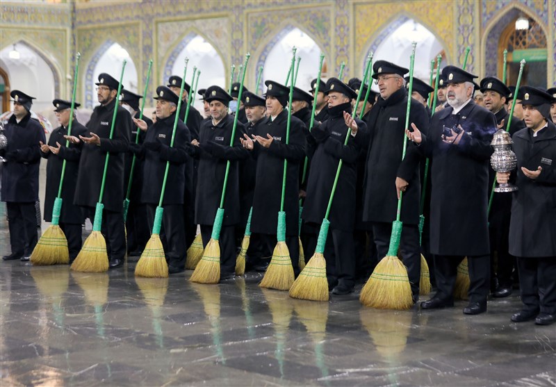 آیین جاروکشی دربانان حرم مطهر رضوی+ تصویر