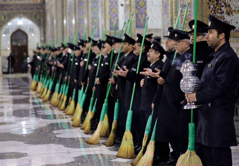 آیین جاروکشی دربانان حرم مطهر رضوی+ تصویر