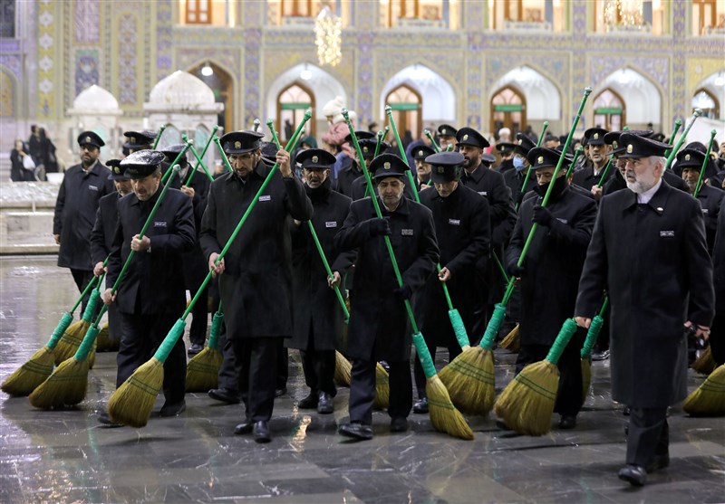 آیین جاروکشی دربانان حرم مطهر رضوی+ تصویر