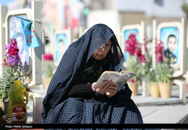 اصفهانی‌ها در جوار شهدا به استقبال بهار رفتند