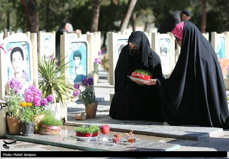 اصفهانی‌ها در جوار شهدا به استقبال بهار رفتند